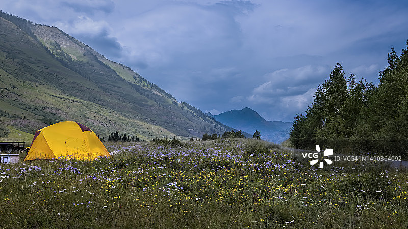 罗马尼亚，多云的天空中，落基山脉中间的营地帐篷图片素材