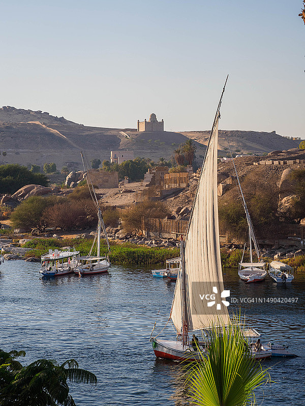 埃及阿斯旺的尼罗河上的三桅帆船图片素材
