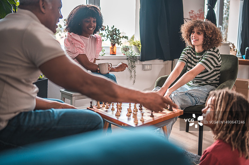 象棋结合:有趣的家庭时刻在客厅图片素材