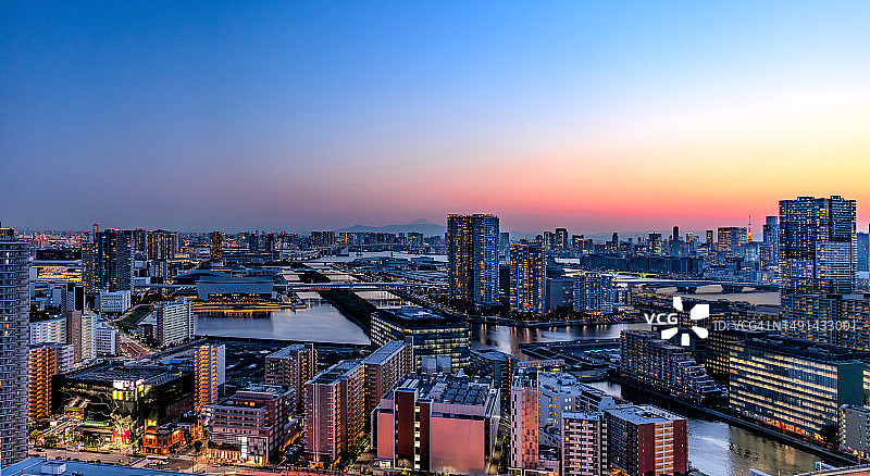 日落时东京著名地区的俯视图图片素材