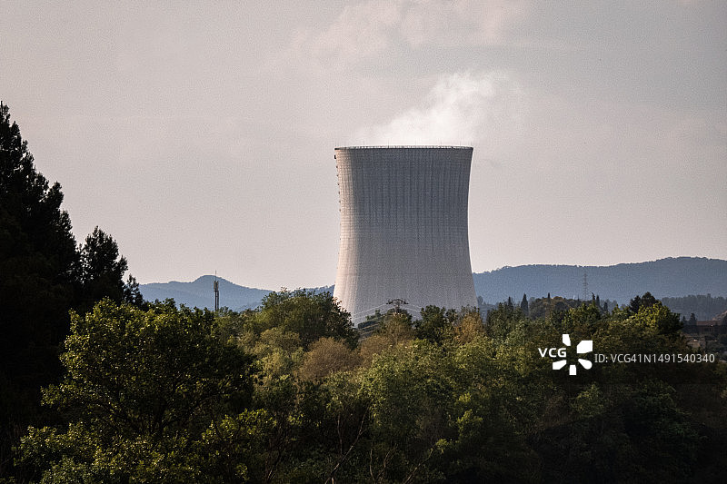 核电站冒烟的烟囱图片素材