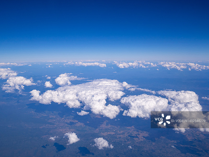 蓝天白云从飞机上看到美丽的蓝天背景自然。图片素材