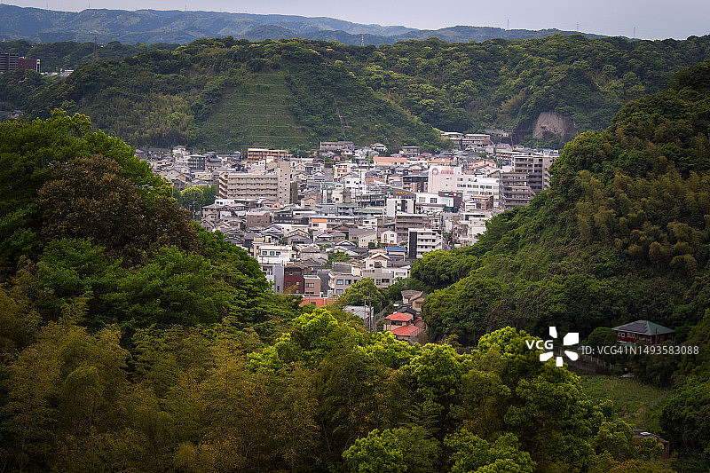 日本鹿儿岛的城市景观和树木的高角度视图图片素材