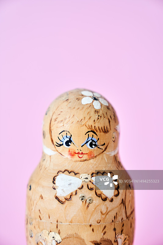 粉色背景的俄罗斯套娃图片素材