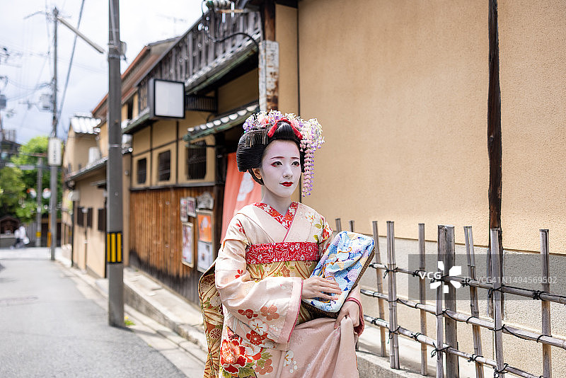日本艺妓走在京都祗园的街道上图片素材