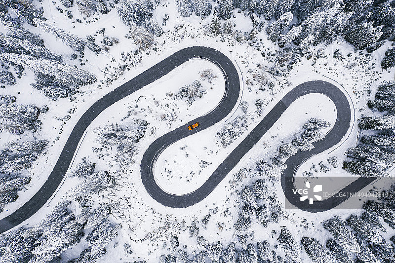 冬季森林中蜿蜒的道路鸟瞰图图片素材
