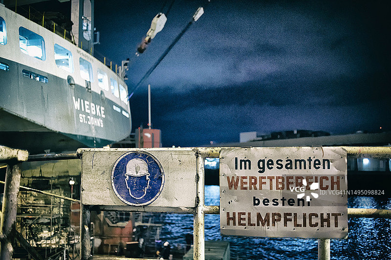 在汉堡港，戴头盔是强制性的图片素材