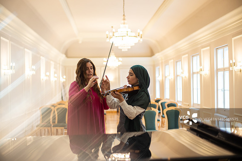 穆斯林女性在音乐学校学习小提琴图片素材