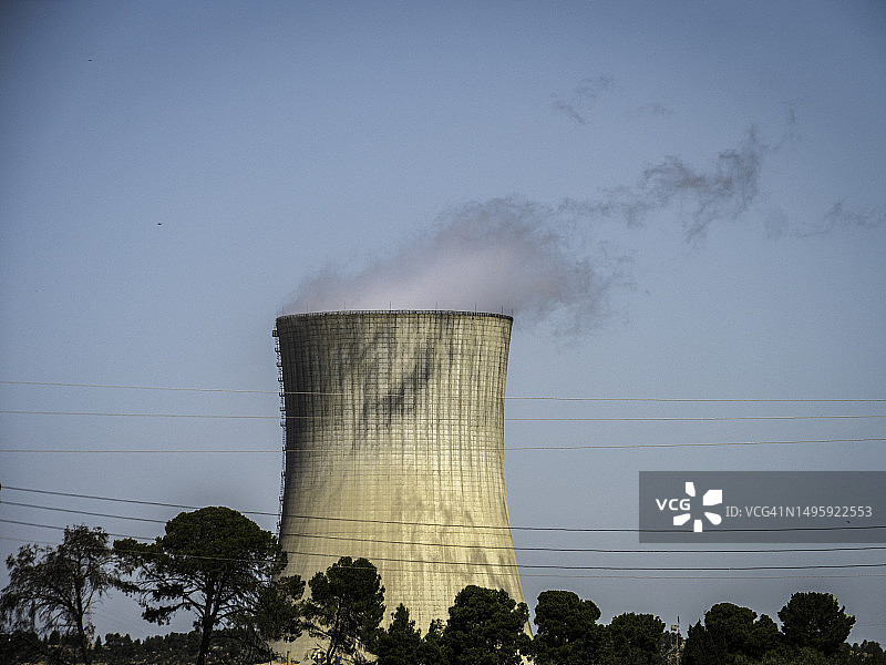 蓝天上核电站冒烟的烟囱图片素材