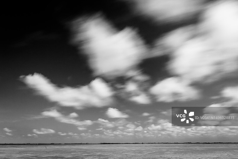沙滩上的云景黑白图像(长时间曝光)图片素材