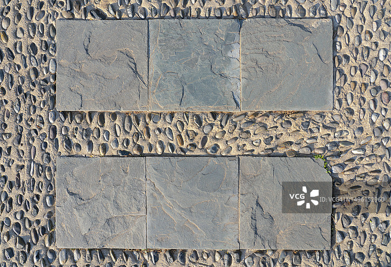 砖十字形状在鹅卵石和混凝土人行道图片素材