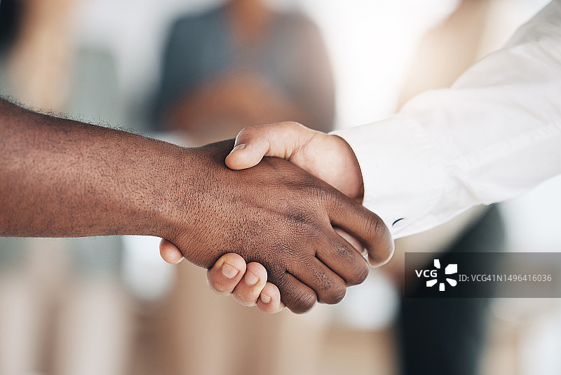 招聘，黑人或商人在b2b会议或启动项目或金融交易中握手。团队合作，握手变焦或非洲工人升职成功或合作协议图片素材