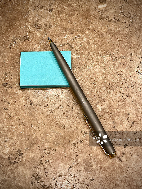 圆珠笔和蓝色笔记纸图片素材