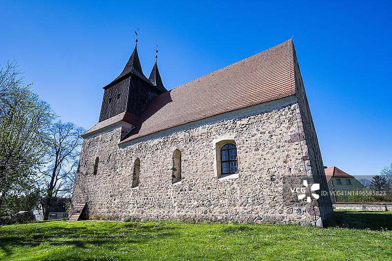 德国勃兰登堡纽泽尔的Moebiskruge村教堂图片素材
