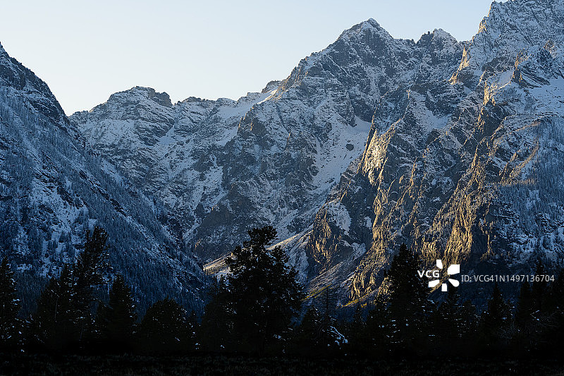 大提顿国家公园的提顿山脉特写，刚刚下了雪图片素材