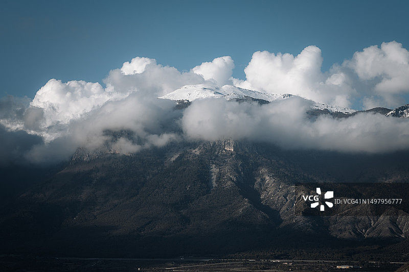 白雪皑皑的山顶衬着蓝天和白云图片素材