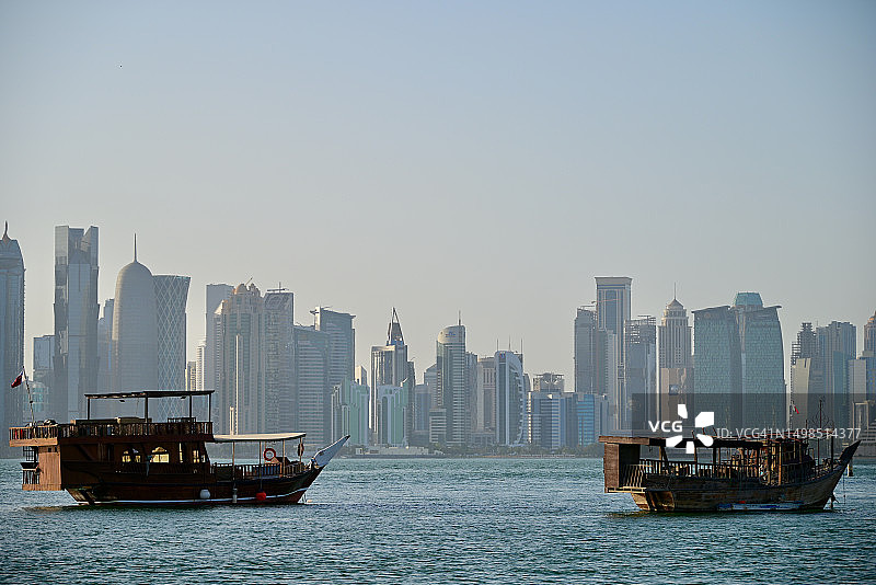 卡塔尔多哈，晴空映衬下的城市建筑图片素材