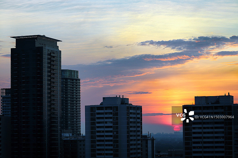 多伦多城市景观上强烈的日出图片素材