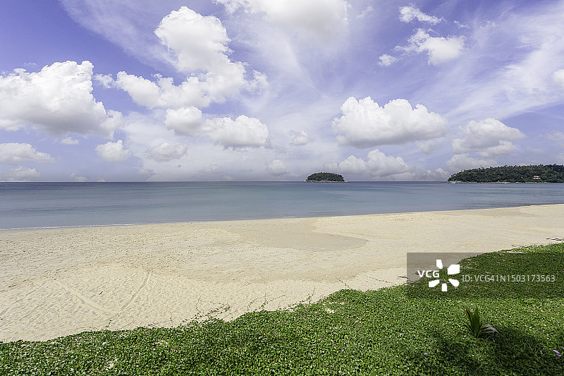 美丽的安达曼海和白色沙滩在巴东海滩，普吉岛，泰国。图片素材