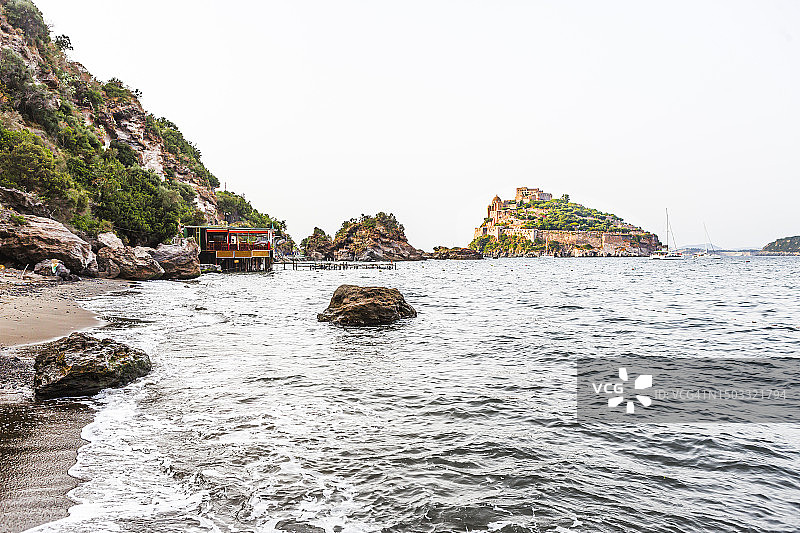 Ischia, Spiaggia(海滩)di Cartaromana。在右边的阿拉贡尼斯城堡图片素材