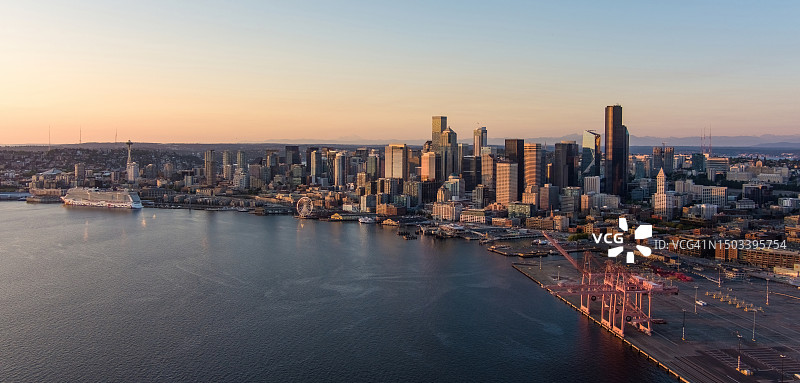 航拍西雅图海滨和港口和日落图片素材