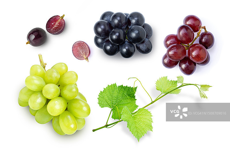 各种葡萄和半切片与葡萄叶隔离在白色背景。图片素材