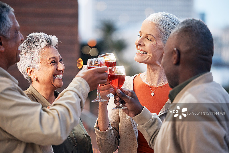 朋友们，长辈们用酒和退休聚会，干杯和杯与幸福，庆祝和乐趣户外。成熟，男女多元，饮酒与团队共庆图片素材