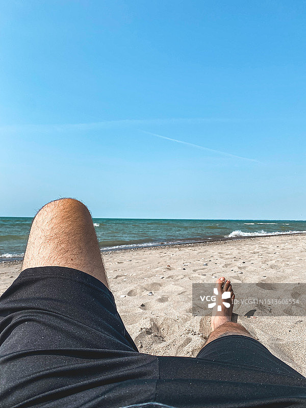沙滩上男人的腿图片素材