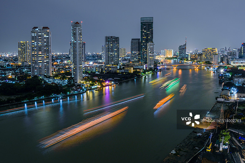 黄昏时分的曼谷全景和湄南河，曼谷商业区的夜景。泰国图片素材