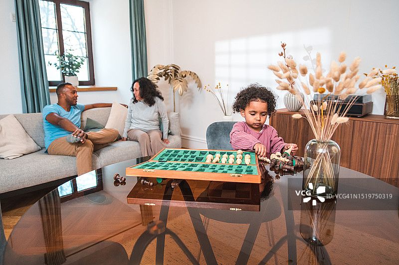 客厅里的象棋乐趣图片素材