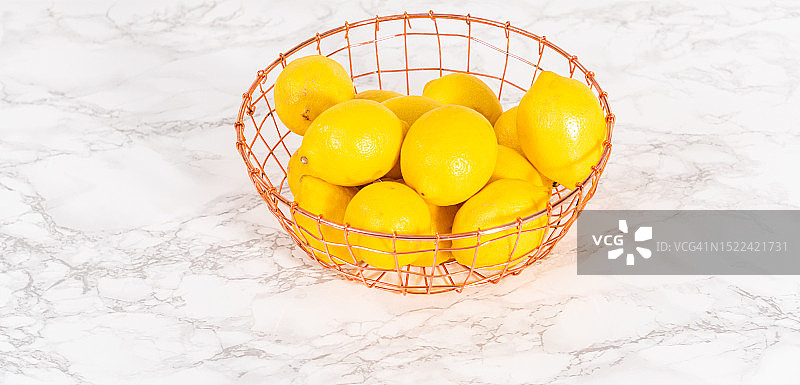 桌子上篮子里的橙子的高角度视图图片素材