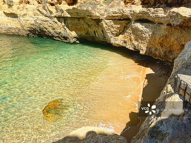 葡萄牙阿尔加维卡沃埃罗海滩上的岩石的高角度视图图片素材