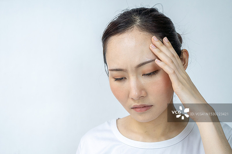 年轻的亚洲女性头痛。图片素材