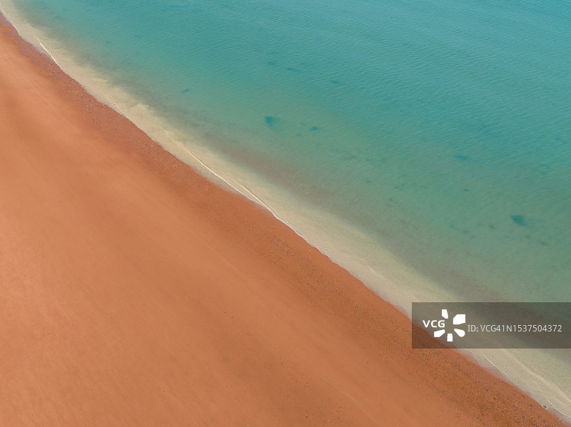航空图像显示辛普森海滩和印度洋，布鲁姆，西澳大利亚，澳大利亚图片素材