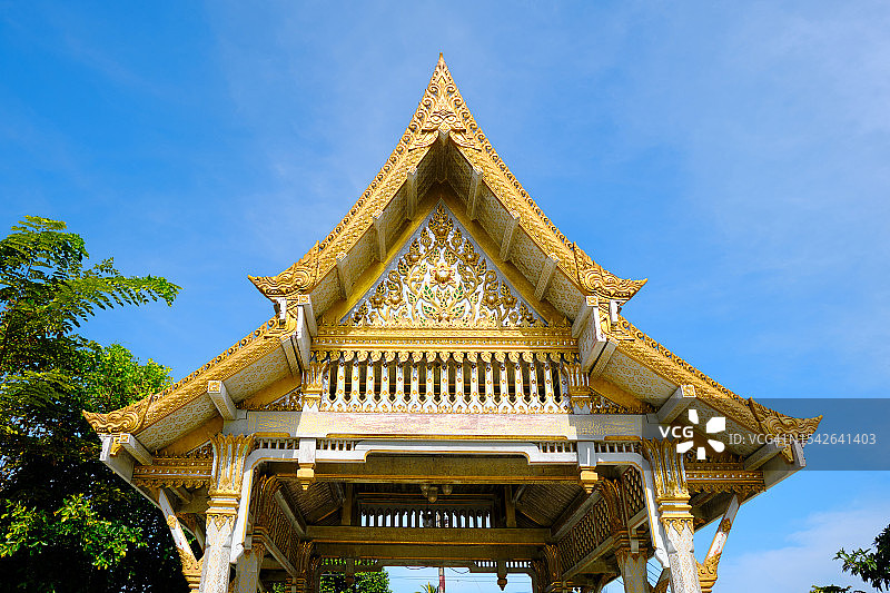 白天，泰国chachengsao市的Wat Luang Phor Sothorn花园中的建筑图片素材
