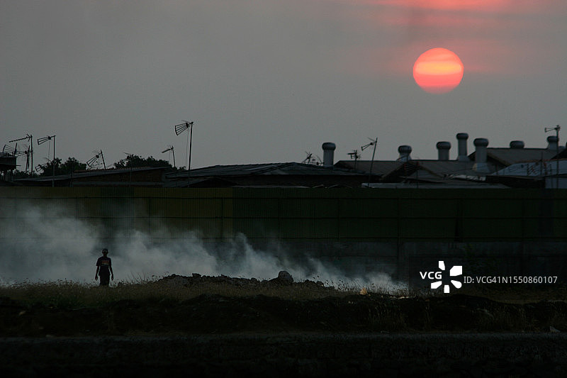 日落时的空气污染图片素材