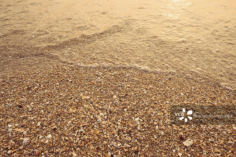 全画幅拍摄沙滩上的沙滩泡沫图片素材