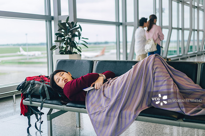 一名女子在机场候机楼休息图片素材