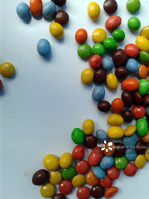 高角度看桌子上的多色糖果图片素材