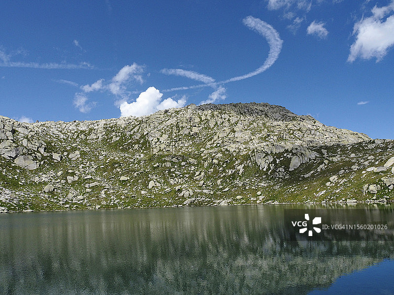 圣哥达山口(Passo del San Gottardo)附近的orsiora湖景观图片素材