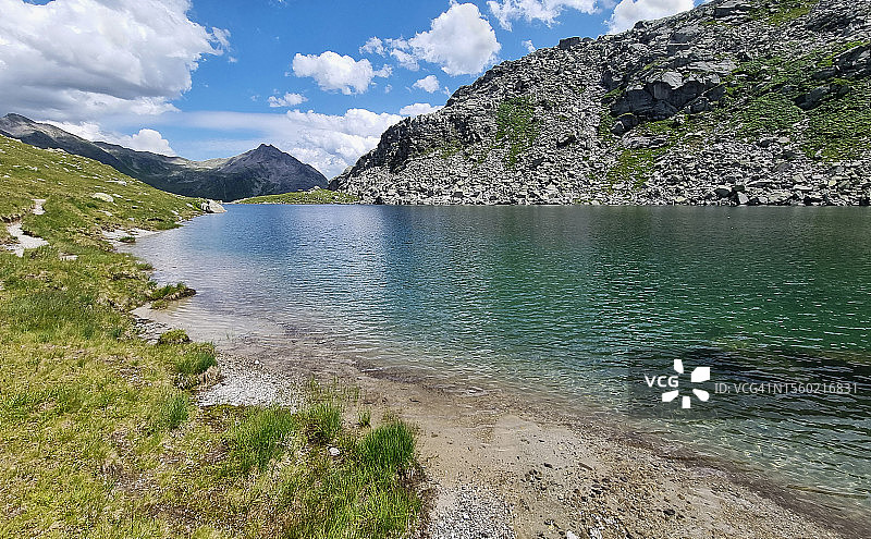 圣哥达山口(Passo del San Gottardo)附近奥尔西诺湖的幼鱼群图片素材