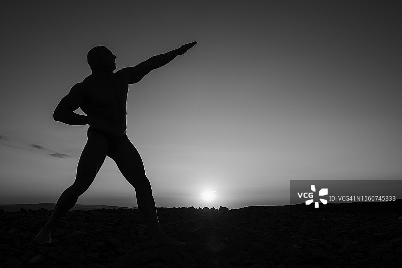 日落，萨默塞特，英格兰的男性健美运动员图片素材