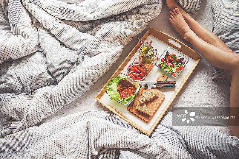 墨西哥，女人在床上吃早餐的高角度照片图片素材