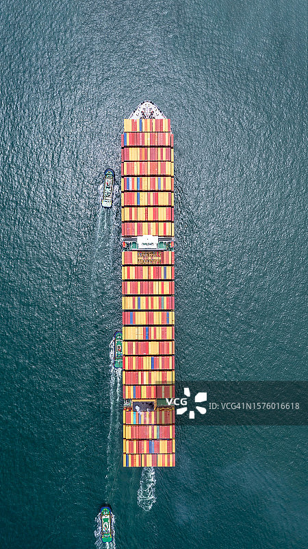 中国山东省青岛市大型货船俯视图图片素材