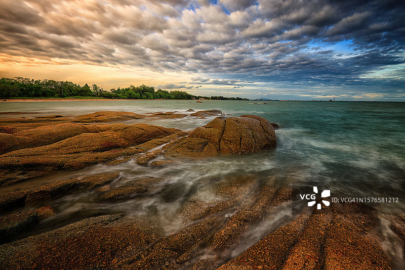 泰国罗勇，日落时大海对天空的美景图片素材