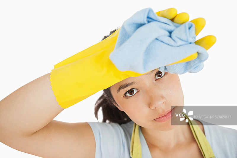 清洁女工在擦拭她的额头图片素材