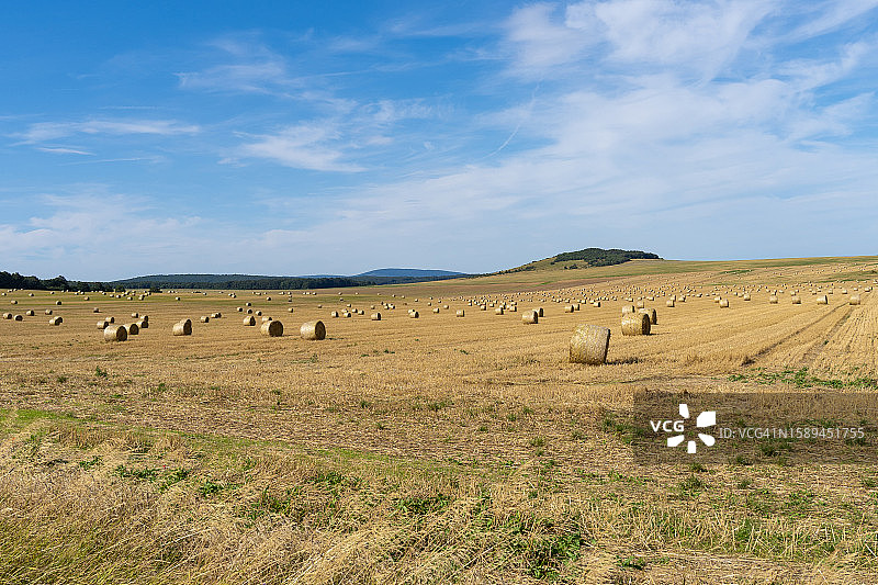 夏日的阳光下，匈牙利山坡上的稻草捆图片素材
