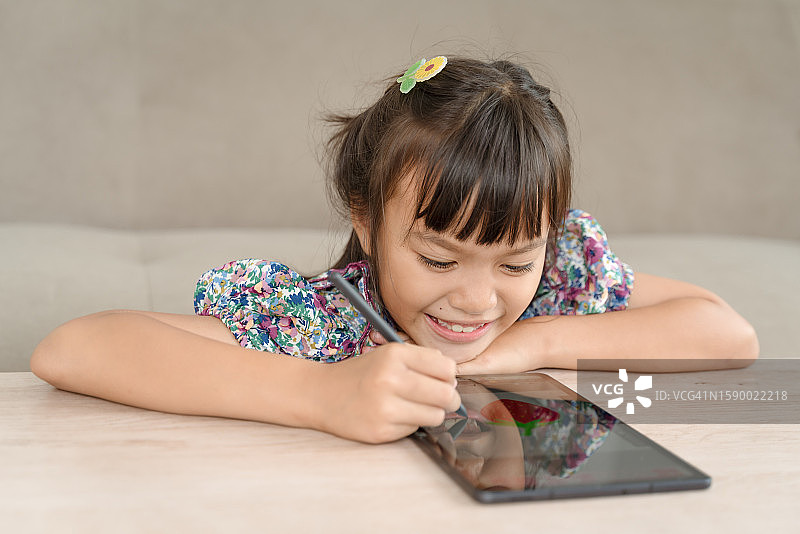 孩子在玩平板电脑，在平板电脑上画画图片素材