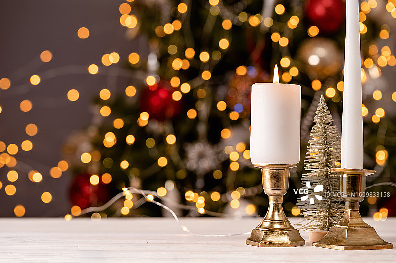 圣诞装饰与白色蜡烛在桌子上图片素材