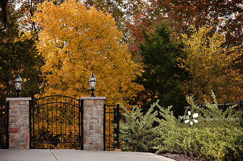 车道大门和柱子，背景是秋叶图片素材